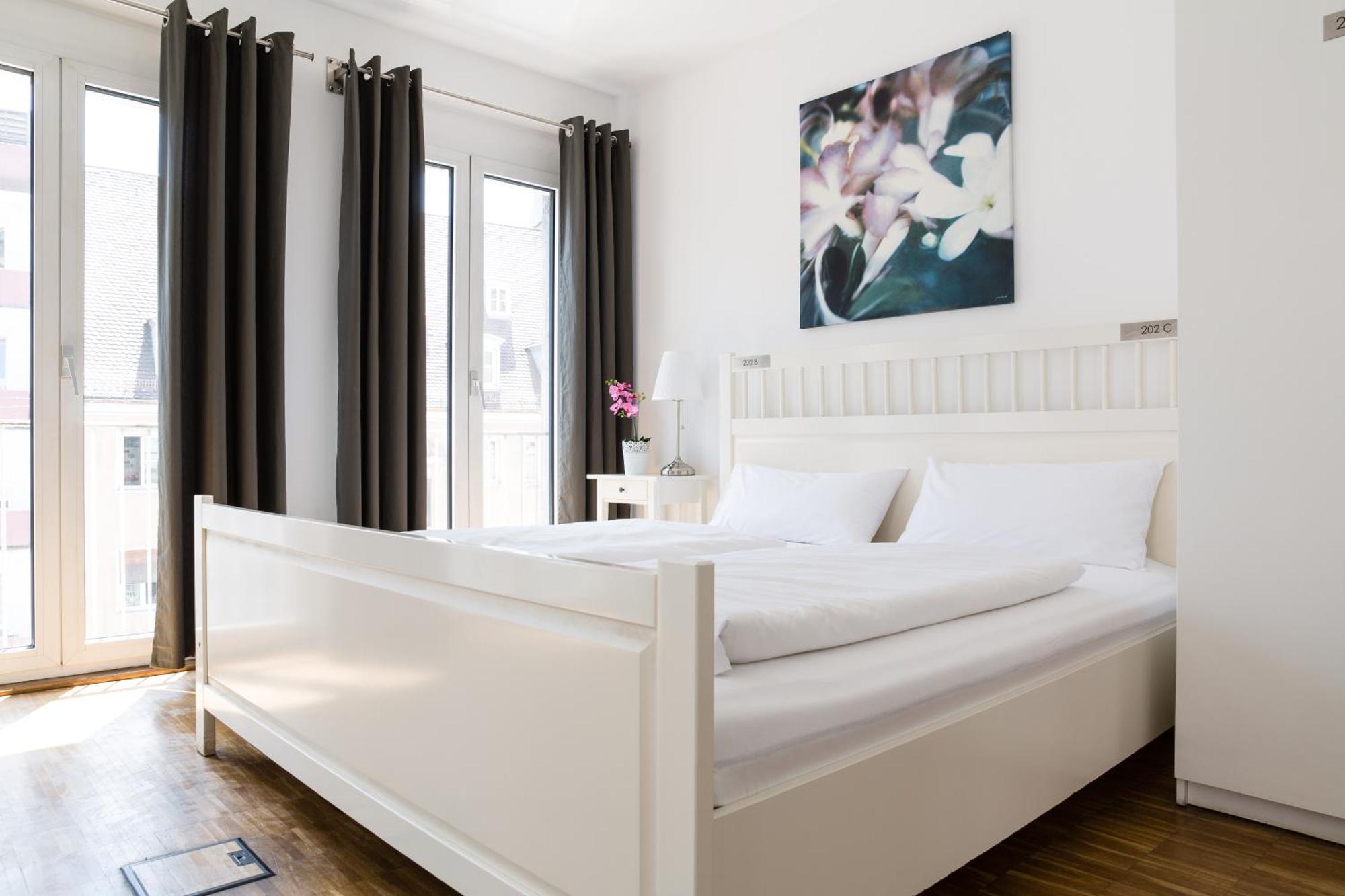 Nonstop Hotel Augsburg - Ubernacht - Hostelhotelhome Exteriör bild